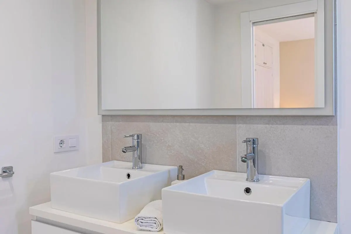 Beachside , 3 Bedroom Townhouse In マルベーリャ 別荘