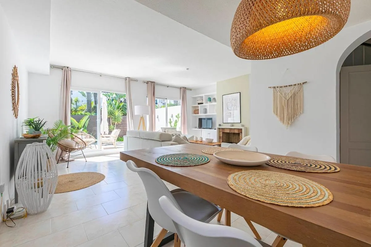 Beachside , 3 Bedroom Townhouse In マルベーリャ 別荘